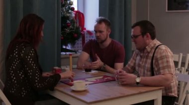 Gençler bir kafede bir masa oyunu oynamak