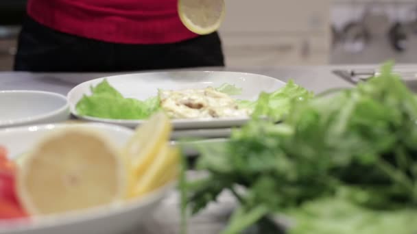 La mujer se dedica al diseño de la comida en el plato — Vídeos de Stock