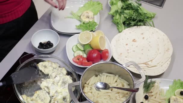 La donna decora un pesce su un piatto — Video Stock