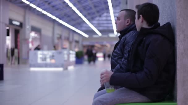 Vader praten met een zoon die zittend op de Bank — Stockvideo