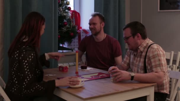 Yetişkin insanlar bir kafede bir masa oyunu oynamak — Stok video