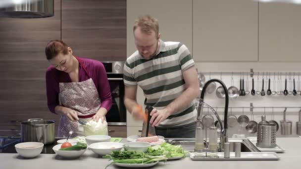 Kadın ve adam mutfakta yemek hazırlama — Stok video