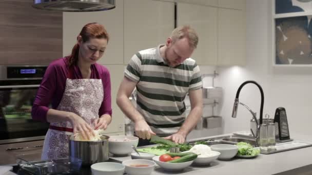Ένα ζευγάρι προετοιμασία δείπνο στην κουζίνα — Αρχείο Βίντεο