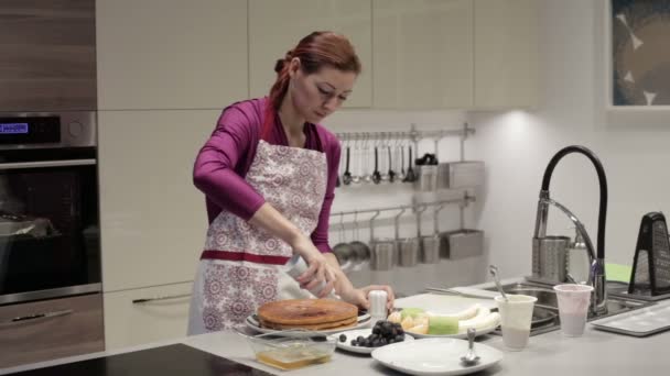 La femme à mettre sur le gâteau éponge avec de la crème fouettée — Video