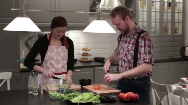 Familjen skär grönsaker i köket — Stockvideo