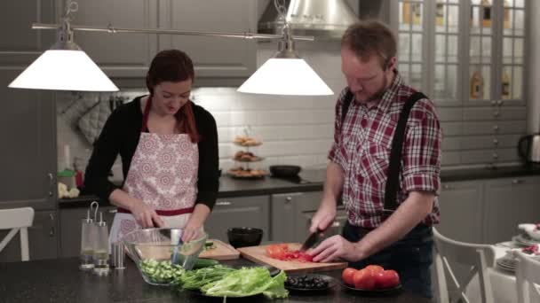 Paar bereitet einen Salat zu — Stockvideo