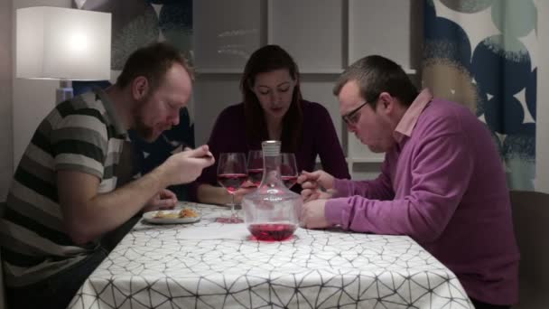 Τρεις πρόσωπο που έχει δείπνο στο τραπέζι — Αρχείο Βίντεο