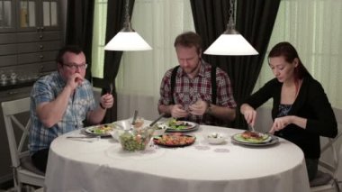 İnsanlar bir kafede bir masada yemek