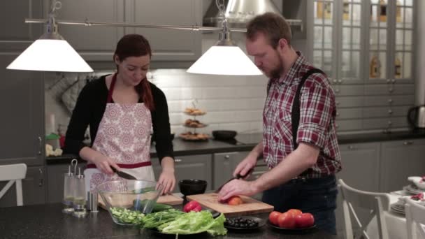 Wspólne przygotowanie sałatka — Wideo stockowe