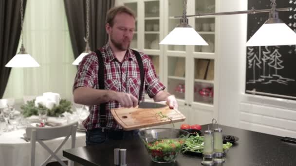 De man in de keuken bereiden salade — Stockvideo