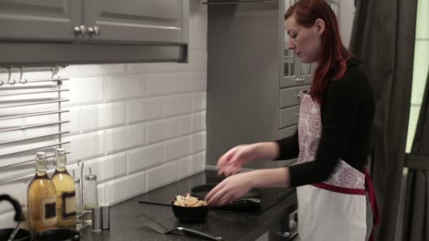 La donna frigge i gamberetti in una padella — Video Stock