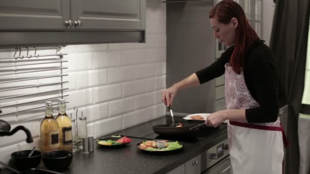 Femme met des crevettes sur une assiette — Video