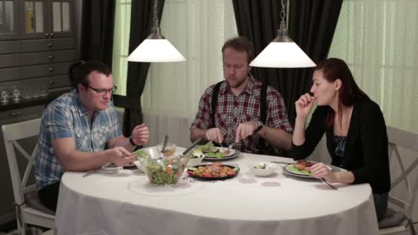Um grupo de pessoas comendo em uma mesa em um café — Vídeo de Stock