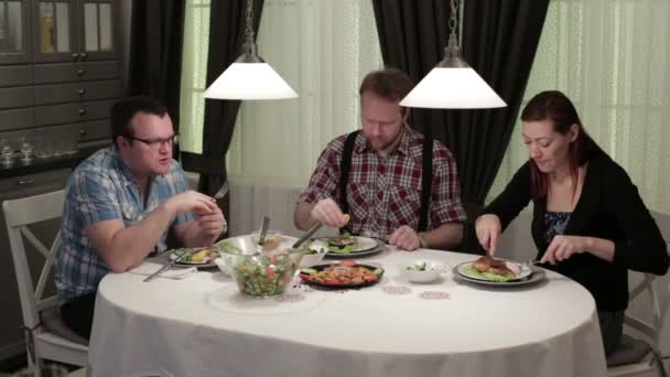 Les jeunes mangent au café à la table — Video