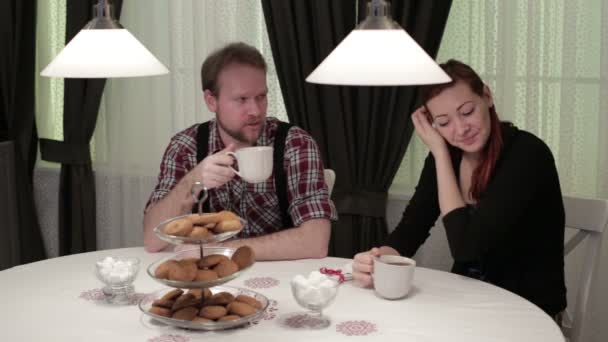 Pareja joven en un café tomando café — Vídeos de Stock