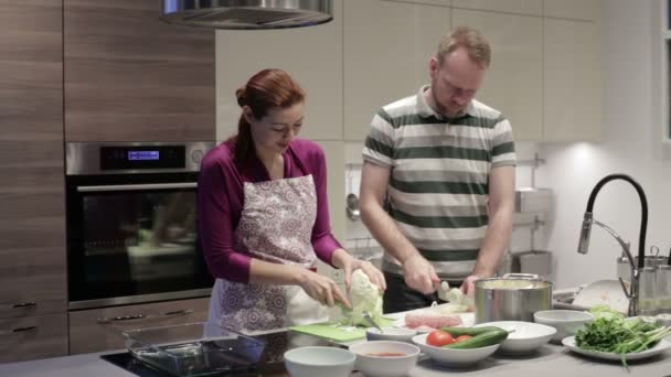 家庭削减在厨房里的蔬菜 — 图库视频影像