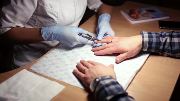 Male Manicure in The beauty saloon — Stock Video