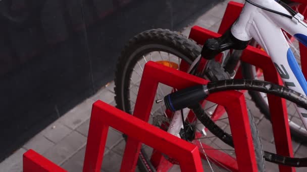 Hombre manos desbloqueadas bicicleta cerradura en el estacionamiento — Vídeo de stock