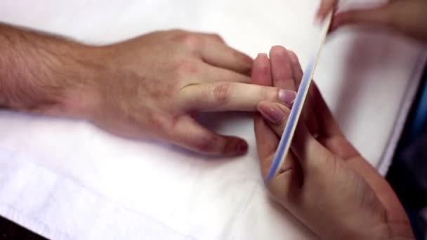 La manicura masculina en el salón de belleza — Vídeos de Stock