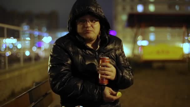 Hombre bebiendo cerveza con patatas fritas en la calle — Vídeo de stock