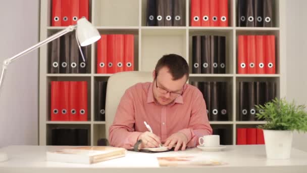 Man schreef In zijn dagboek — Stockvideo