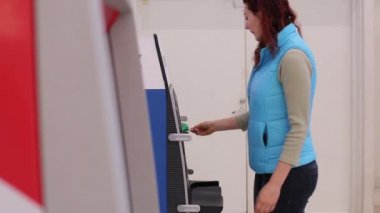 Bir kadın bir Atm kullanır