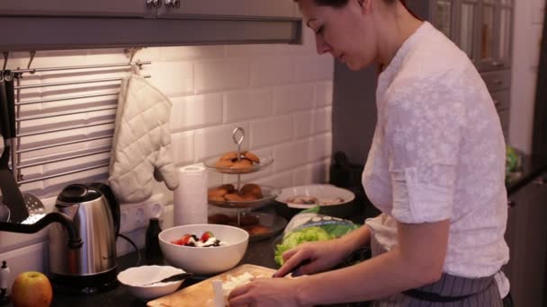 Женщина режет сыр для салата — стоковое видео