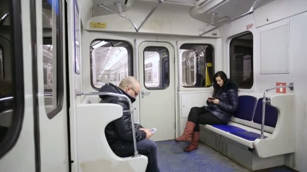 Мужчина и женщина в вагоне поезда — стоковое видео