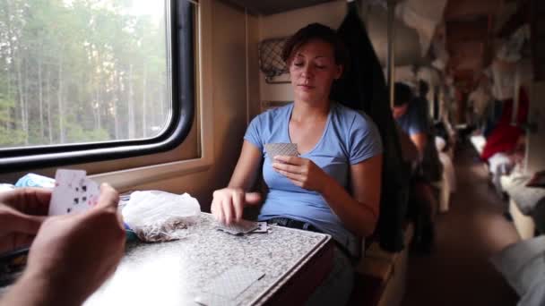Mann und Frau plakatieren Karten im Zug — Stockvideo