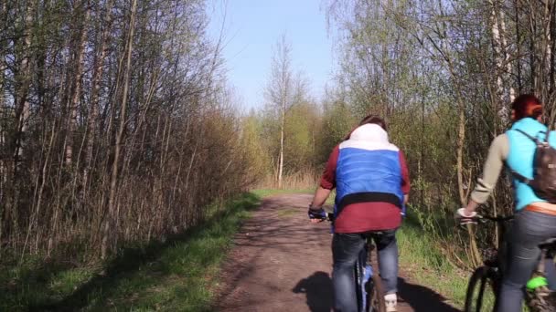 Mężczyzna i kobieta jedzie rower na drodze kraju — Wideo stockowe