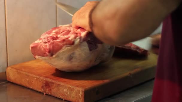 Los carniceros cortan la carne — Vídeos de Stock