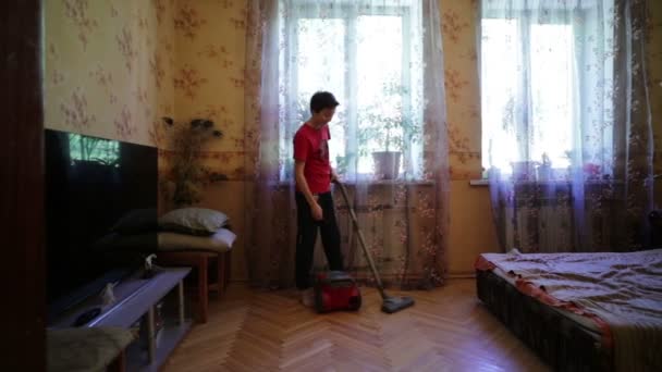 Junge saugt Wohnung aus — Stockvideo