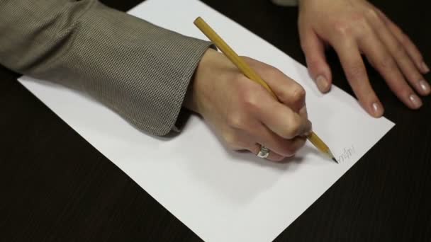 Vrouwelijke Hand schrijven op papier potlood en Pen — Stockvideo