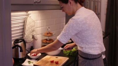 kadın domates salatası için keser