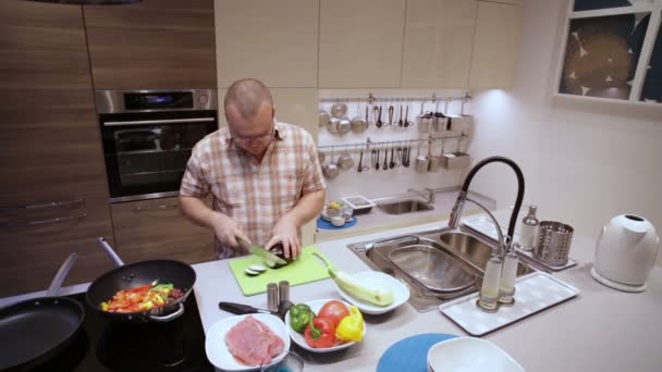 Man Cut the Eggplant a bordo — Vídeo de stock