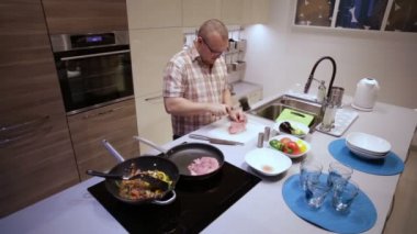 Adam et tarafından mutfak çekiç yener