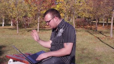 Adam tarafından dizüstü iletişim