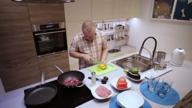 Adam sarı biber tahtada kesilmiş.