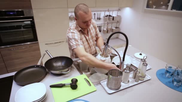 Hombre recogiendo la tetera — Vídeos de Stock