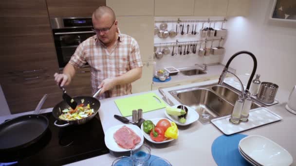 El hombre encurtidos, pimientos y previene las verduras — Vídeos de Stock