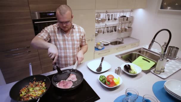 Hombre freír carne en una sartén — Vídeos de Stock