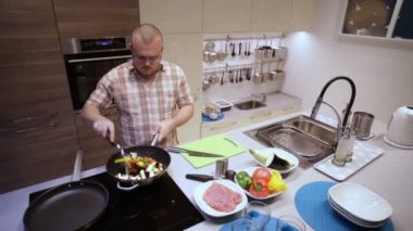 Adam etli haşlanmış sebze hazırlar