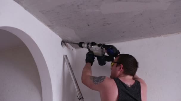 전기 Perforator 벽을 드릴링 하는 남자 — 비디오