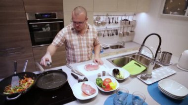 Adam tuz ve biber et, tava yağ boşaltma