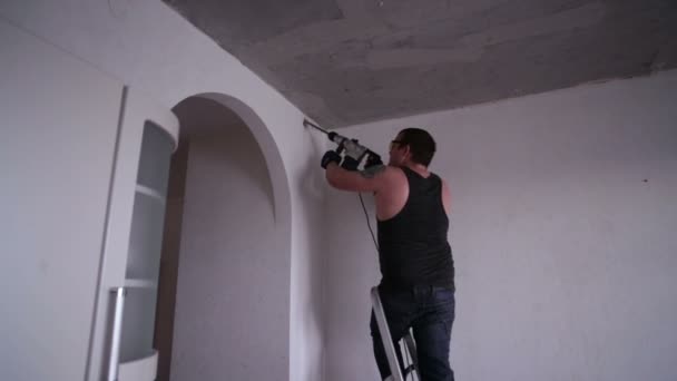 Hombre de perforación de pared con perforador — Vídeos de Stock
