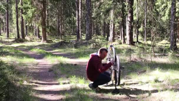 男は自転車の伝送を修復 — ストック動画