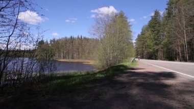 Bisiklet üzerinde yakın göl karayoluyla kişini