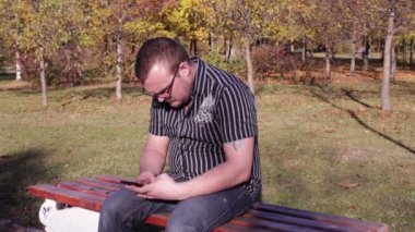 Adam yazarak metin smartphone cep telefonu ile