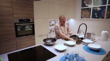 Adam lavaboya tavalarda yıkar