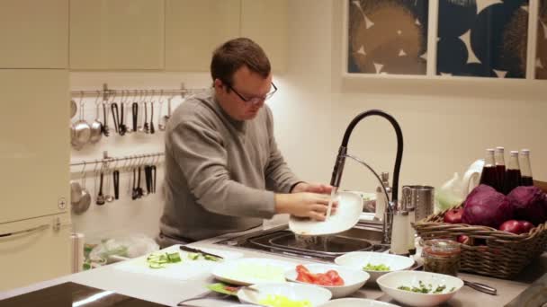 Чоловік миє тарілку — стокове відео